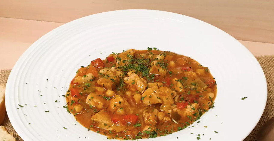 Ensalada de pimientos asados atún y huevo con estofado de pollo con alubias